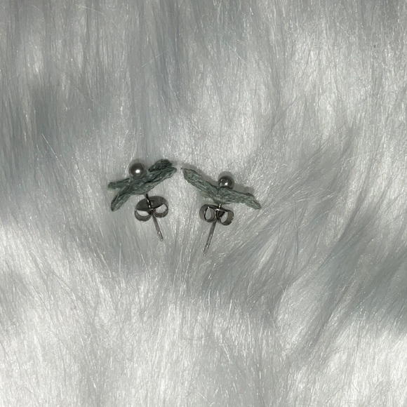 Elegant Floral Faux Pearl Stud Earrings - Picture 3 of 3